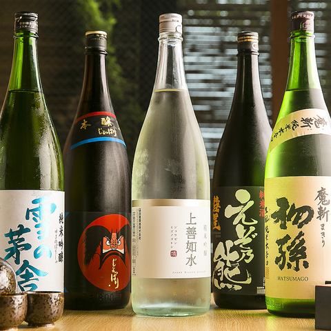 店主從日本各地訂購的正宗燒酒和清酒◎