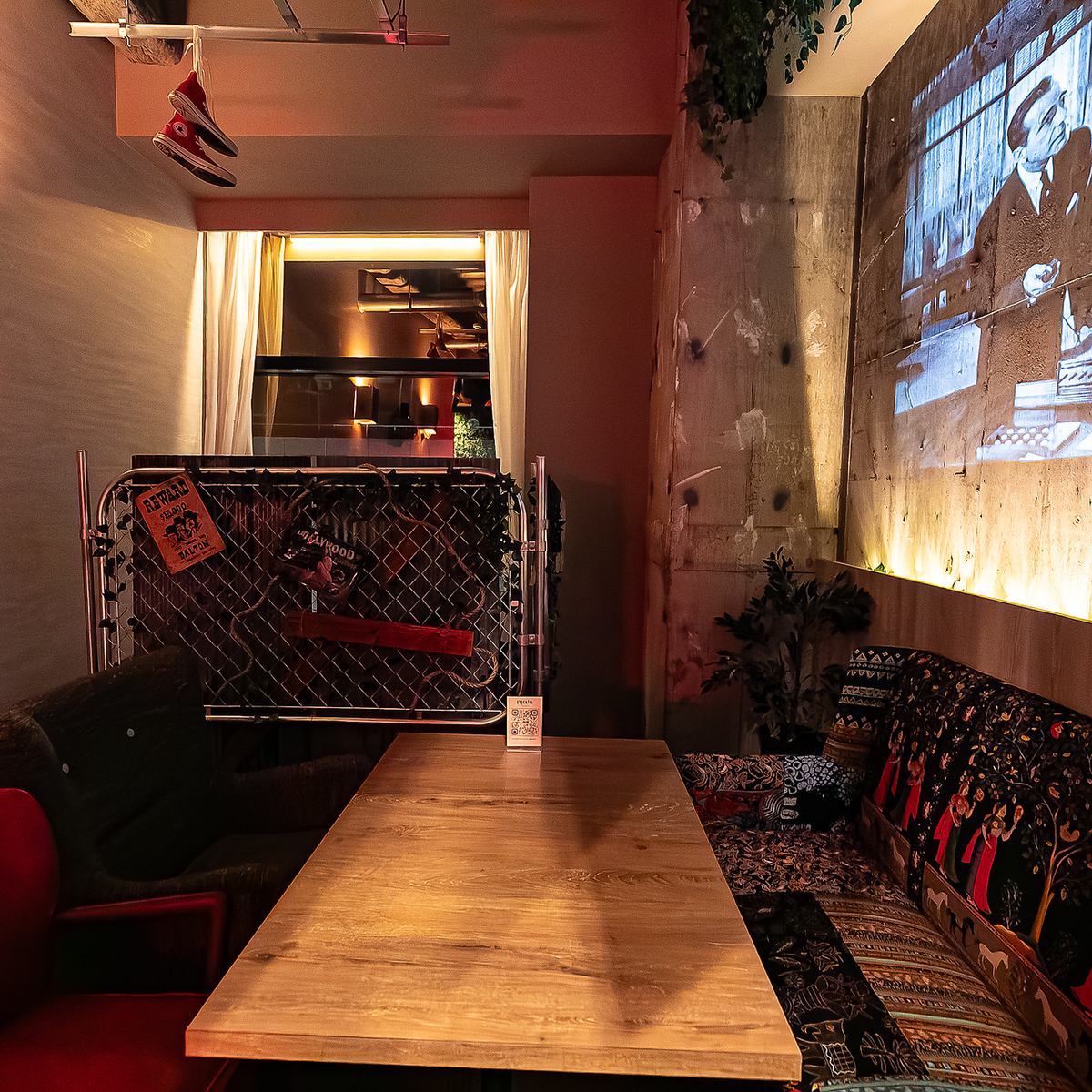 落ち着いた雰囲気の店内でシーシャやカフェメニューが楽しめる