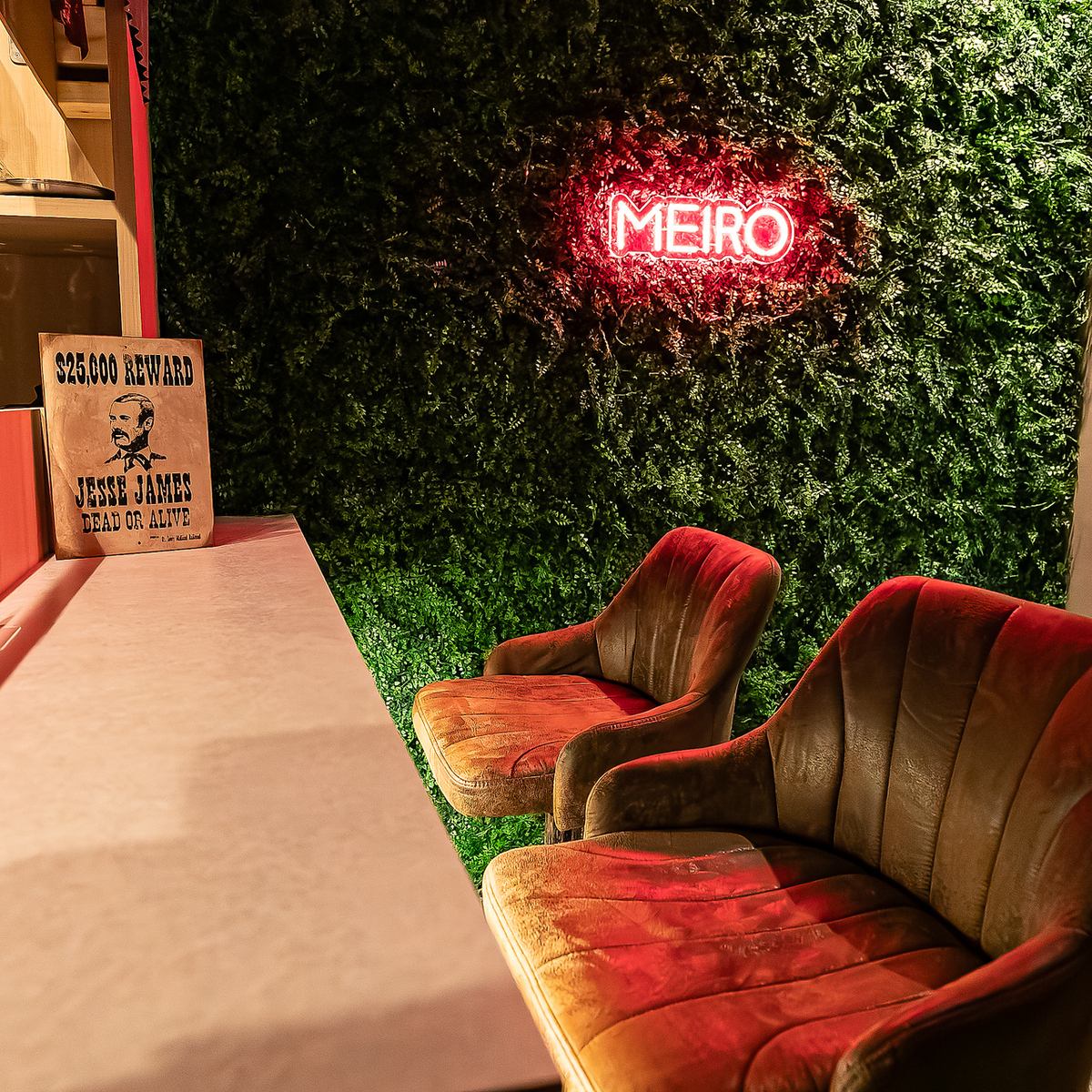 落ち着いた雰囲気の店内でシーシャやカフェメニューが楽しめる