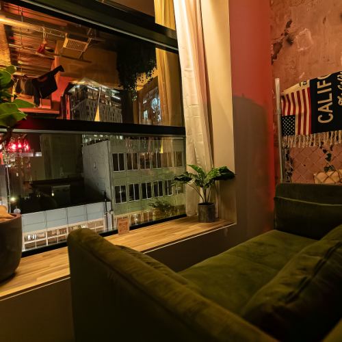 夜景の見える半個室のカップルシート