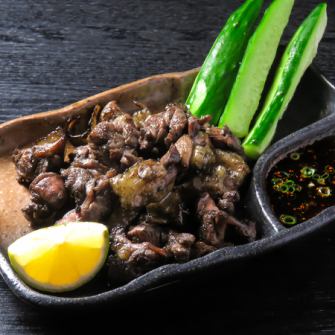 【名物】厳選した地鶏の「もも焼き」は絶品。炭火で豪快に炙り、旨みをギュッと閉じ込めた自慢の逸品です。