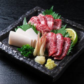 【熊本直送馬刺し】熊本県指定牧場より直送した馬刺し。他にも季節の鮮魚の刺し盛り等ご用意しております。