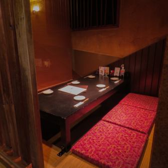 【半包廂】備有適合小團體用餐的桌席。每張桌子都安裝了隔板，以盡量減少與其他顧客的接觸。我們安裝了強大的醫用級空氣清淨機來更換空氣。※本店沒有同名的加盟店。預約或到店時請多加小心。