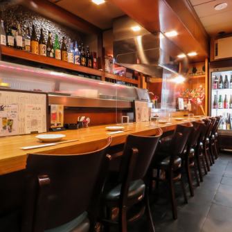【吧台座位】 充滿日式氛圍的吧台座位，單人用餐也十分方便。請享用我們精心挑選的優質日本酒以及特色菜餚和招牌菜。※本店沒有同名的加盟店。預約或到店時請多加小心。