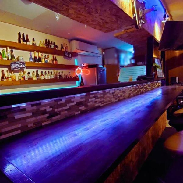 カウンターはオーナー自らDIYでこだわって設計。雰囲気づくりにも力を入れており、特に女性のお客様から「オシャレな空間が好き」とご好評をいただいています。音楽を愛するすべての方に、忘れられない夜をお届けするGLORIOUS。温かいおもてなしと心地よい音楽、美味しいお料理とお酒をご用意してお待ちしております！