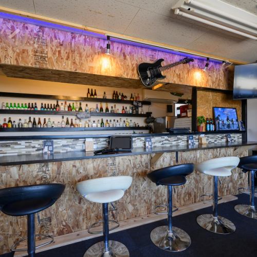 【カウンター席】お一人様でゆっくり飲みたい夜や、デートにもおすすめ。