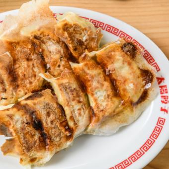 餃子は1個単位でのご注文が可能です。お好みの餃子をタップして個数を入力してください。