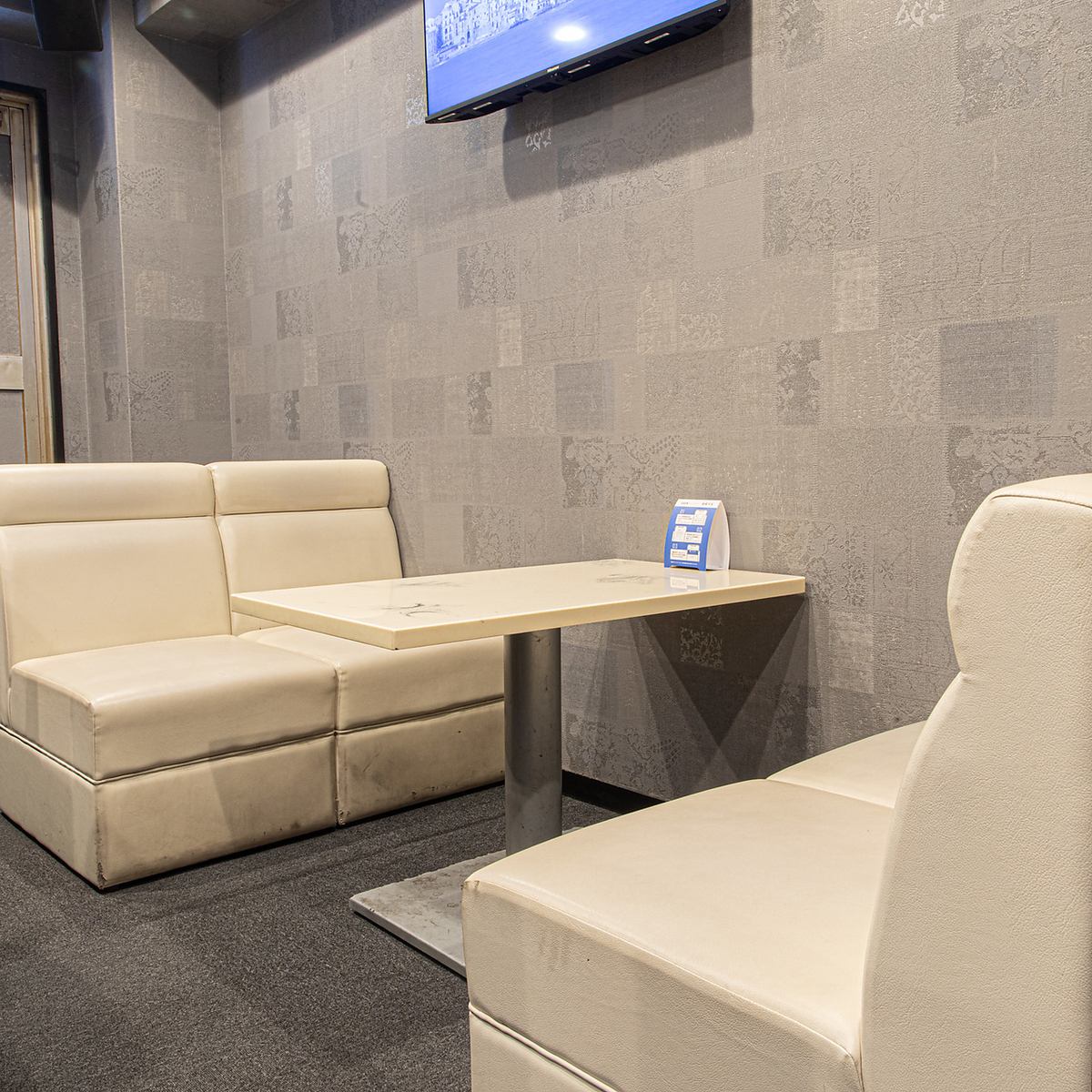 友人との飲み会などにぴったり！4名様まで座れるソファー席あり