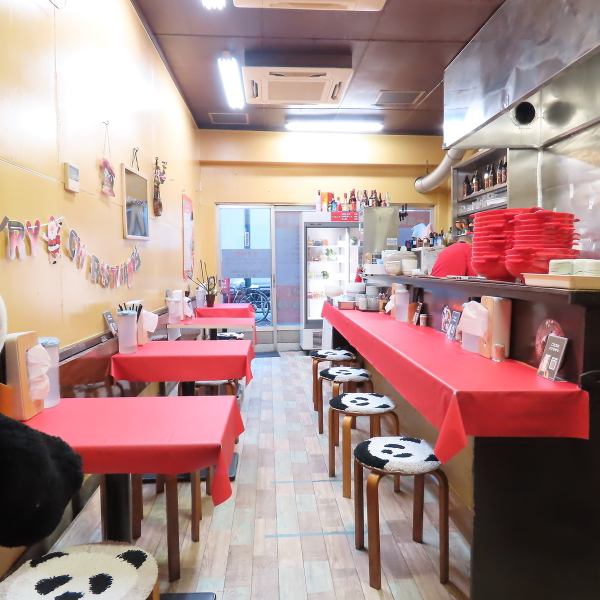 店外から漂う香りが食欲をそそる、福幸麻辣湯。店内は、本場さながらの雰囲気を持ちつつも、明るく開放的な空間です。美味しい麻辣湯を、様々なシーンで楽しんでください。お一人様から大人数まで、幅広く対応します。