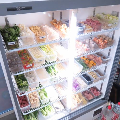 ショーケースからお好みの具材を選ぶ