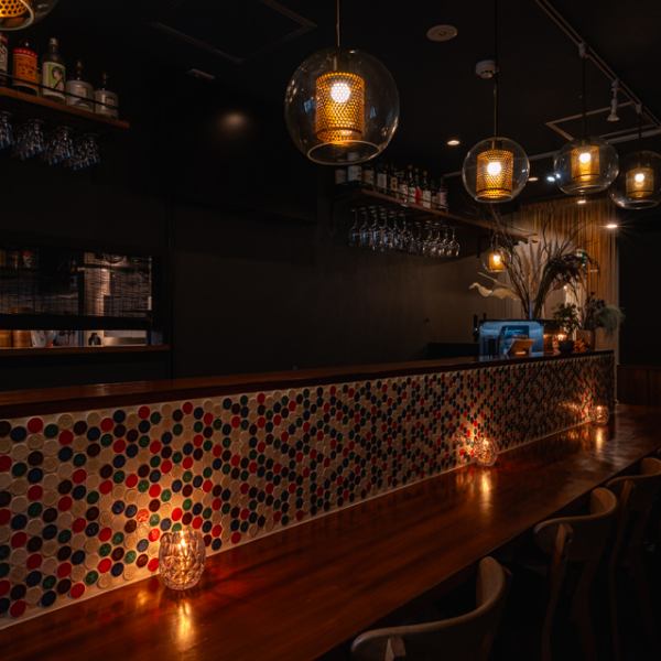 温かみのある照明がやさしく灯り、落ち着いたシックな雰囲気が漂う店内。まるで“秘密の隠れ家”のような空間はカップルやご友人とのお食事にぴったりです。カウンターとテーブル席を完備。洗練された店内で大人の上質なひとときを演出いたします。