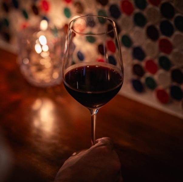 当店は、蒸籠で味わう創作蒸し料理と、全品グラスで楽しめるナチュラルワイン、四季折々の献立がゆっくりとお楽しみいただける大人の隠れ家。誰にも知られたくないけど、誰かを連れていきたい。そんな魅惑的なお料理とワインをご用意してお待ちしております。