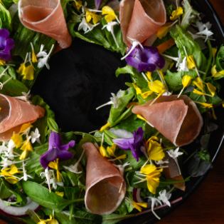 華やかな生ハムリースサラダ