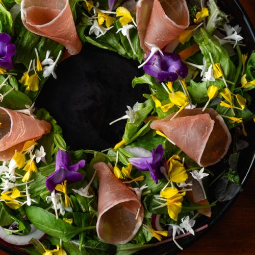 華やかな生ハムリースサラダ