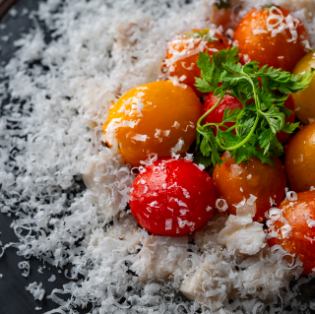 彩トマトと鶏キューブのマリネ　パルミジャーノ仕立て