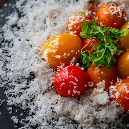 彩トマトと鶏キューブのマリネ　パルミジャーノ仕立て