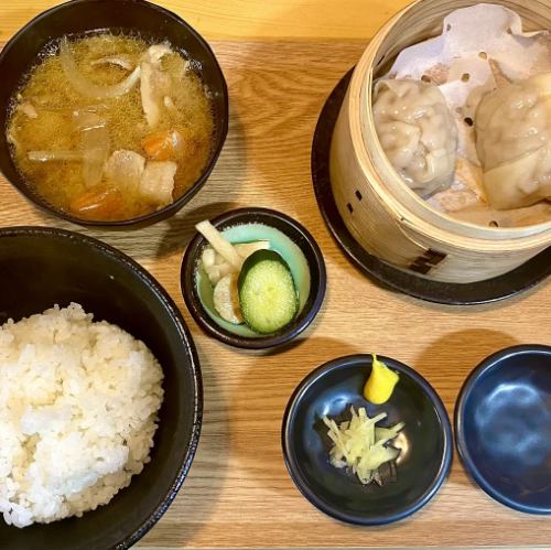 小籠焼売と豚汁の定食