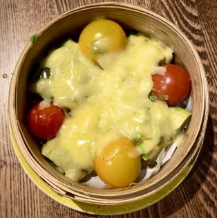 アボカドトマトのバジルチーズ蒸し