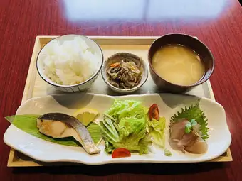 お魚定食(小鉢、サラダ付き)