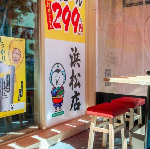 会話が弾むにぎやかな店内。話好きの店員ばかりなので、あちこちで笑い絶えない店内。店員とお客様、そして隣り合わせたお客様同士など店内一体になった雰囲気が、常連さんが気に入っていただいているポイント。