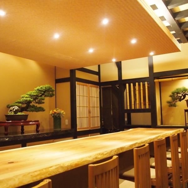 Inside the store, which is full of warmth of wood, we have counter seats, tables, and digging seats.The counter is close to the crematorium, so please enjoy the fragrant scent of grilled eel.The warmth of the wood and the bonsai match the atmosphere and enhance the taste of the dish.