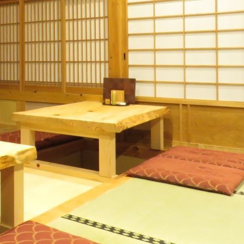 As it is a digging kotatsu style tatami room, you can relax at your feet comfortably.