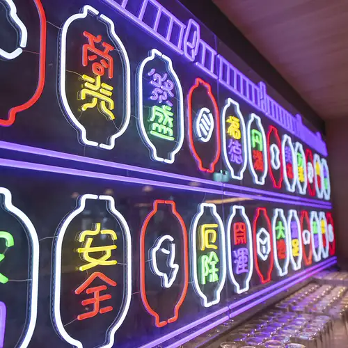 ネオン輝く空間で…