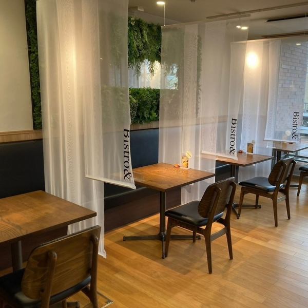 A hideaway in Maizuru that combines deliciousness and comfort★There is a warm and stylish bistro located in Maizuru City, Kyoto Prefecture.There is a partition for each seat in the calm interior of the store, so you can relax without worrying about your surroundings.