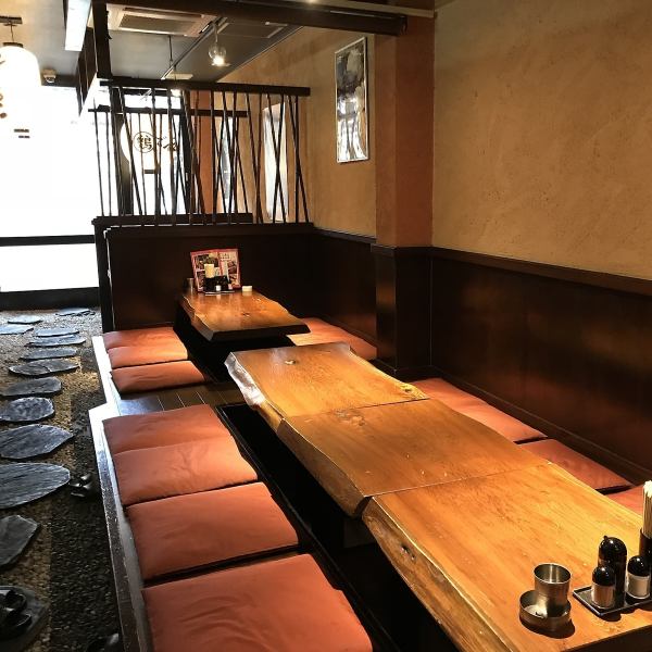 In addition to table seats, we also have tatami mat seats with sunken kotatsu seats where you can put your feet down and relax! The tatami tatami seats with tatami mats can also be converted into semi-private rooms using a partition.Recommended for dinner with family and close friends, dates, entertainment, anniversary celebrations, etc. Please use this for a wonderful time with your loved ones.