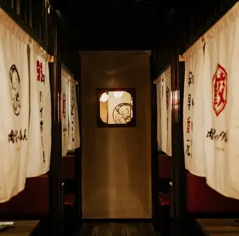 大人シックな雰囲気と大衆酒場感を掛け合わせた居心地の良いオープンテーブル!