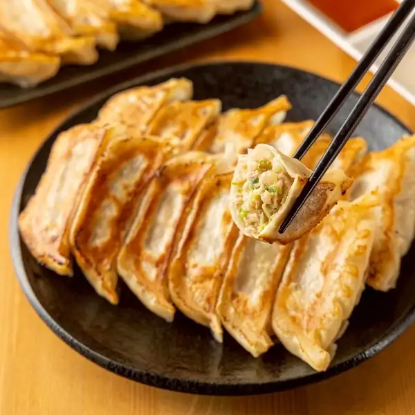 ”肉汁たっぷり”絶品呑める餃子が大人気◎人気メニューが楽しめる飲み放題付きコース2500円～！