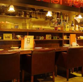 カウンター4席！おひとり様も大歓迎！居心地のよい席で、ゆっくりお酒とお食事をご堪能ください。