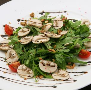 まぼろ馬農場の有機ルッコラとマッシュルームのサラダ
