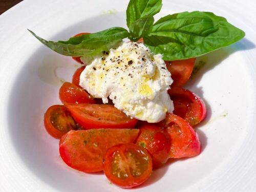 自家製リコッタチーズと美味しいトマトのカプレーゼ仕立て