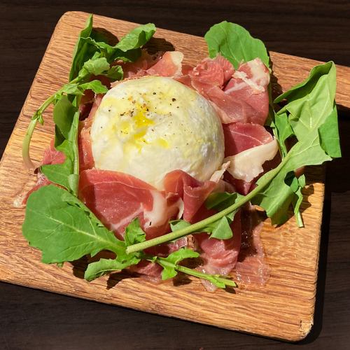 生ハムとブッラータチーズの盛り合わせ