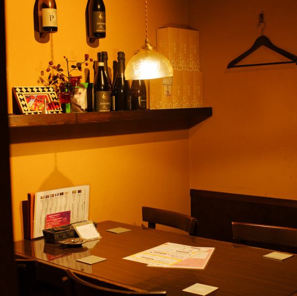 【くつろぎの個室】4名様限定、落ち着いた個室もご用意。大切な人とおいしい食事を囲んでごゆっくりお過ごしください。(※ご予約のお客様を優先しております。)