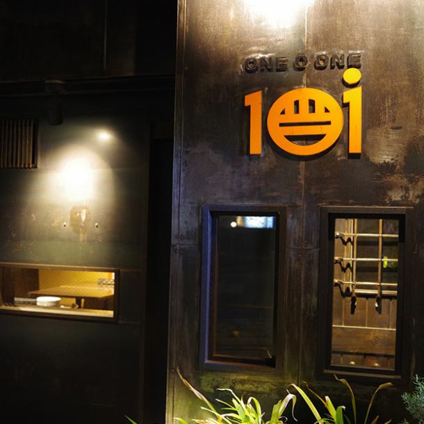 【駅より1分の好立地!】オープンキッチンのある店内には落ち着いた空間が広がります。リラックスしたディナーから、記念日のパーティー、美味しいものいっぱいの女子会にも、どうぞご利用ください。