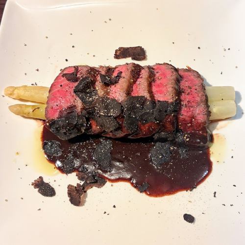 【３月金土限定】黒トリュフと赤ワインソースのローストビーフ　旬先取りホワイトアスパラのボイルを添えて