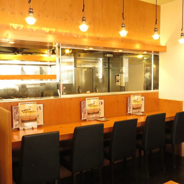 We also have counter seats that you can easily use for a quick drink after work or for a solo meal! We can also reserve the restaurant for parties of 30 or more, so it is recommended for various banquets with a large number of people.