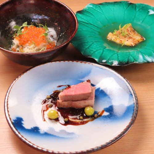 請在我們的 omakase 套餐中享用精心挑選的食材。