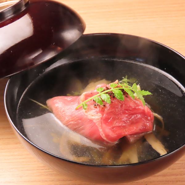 【お椀】食材ごとにお出汁のとり方を変え、手間暇かけた1品。お椀を開けた時の香りもお楽しみいただけます