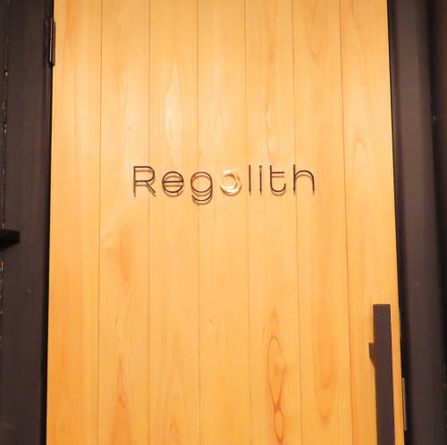 <p>階段を上がって左手にある扉が当店の入り口となります。空間づくりに拘った店内で、ごゆっくりとお過ごしください。階段を上がる手前には看板も出でおりますので、そちらを目印にしていただけたらと思います。</p>
