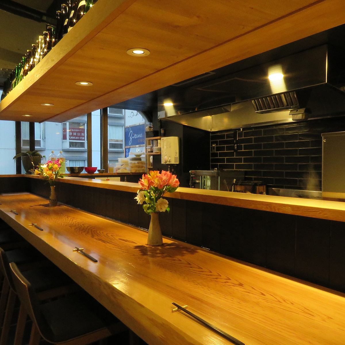 落ち着いた雰囲気の店内で旬の食材とお酒をお楽しみください。