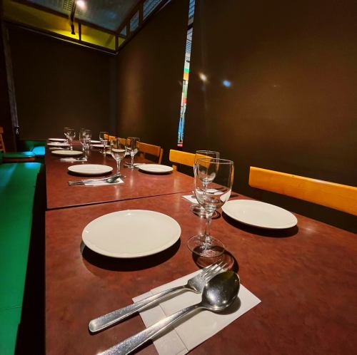 <p>宴会・飲み会にぴったりな、落ち着いた大人の隠れ家空間。ゆったりとした雰囲気の中で、特別な時間をお楽しみいただけます。誕生日や記念日特典もご用意しており、おしゃれな店内は、普段使いはもちろん、大切な日にも最適。カジュアルな接待から会社宴会まで、幅広いシーンに対応するコースも充実しています。</p>