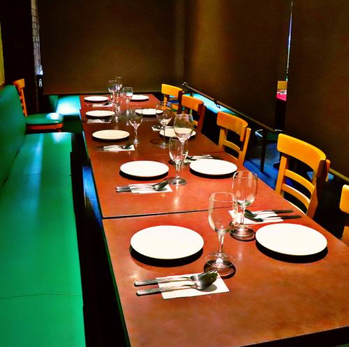 少人数様からご利用いただけるカーテン仕切りの半個室をご用意!