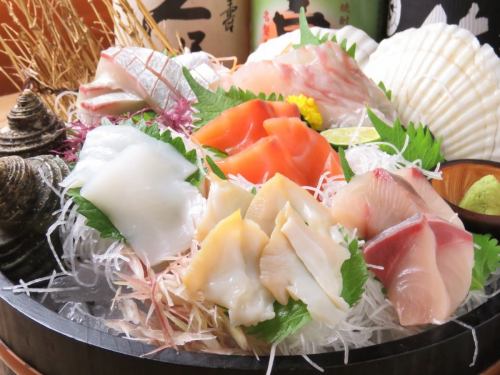 We recommend fresh sashimi, which boasts freshness