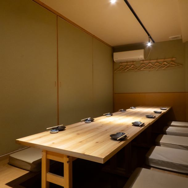 当店は全席掘りごたつの完全個室を完備しており、2名様からご利用いただけます。プライベートな空間で、さまざまなシーンに対応可能です。木のぬくもりを感じる温かな店内で、心ゆくまでお寛ぎください。また、別館は収容人数が多く、大人数での利用にも最適です。