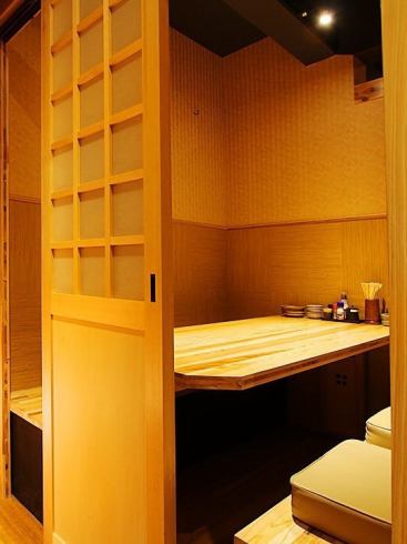 完全個室席もあり、周りを気にすることなくお食事を楽しめます。