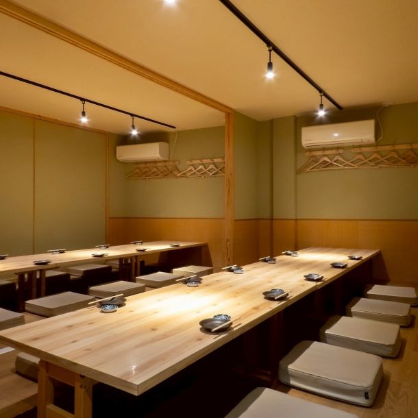 它拥有宽敞的空间，非常适合大型团体。我们最多可容纳 60 人，并可根据您的需求提供私人房间，例如可容纳 20 人、30 人或 40 人的房间。欢迎使用此场地举办公司宴会、重要活动和饮酒聚会。这里很受欢迎，所以请尽早预订。