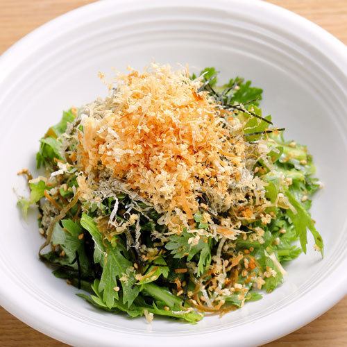 Salad with spring chrysanthemum and gagome kelp